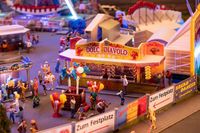 Faller - 1/87 SNOEPKRAAM EN BALLONARTIEST - Modelbouwset