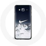 Nike Logo Niege Winter Maniacase Etui voor Samsung Galaxy J7
