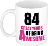 Bellatio Decorations Verjaardag 84 jaar Koffiemok Cadeau - Great years of being awesome - wit/roze - beker - Jubileum - voor dames - vrouwen