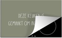 Merkloos KitchenYeah® Inductie beschermer 80.2x52.2 cm - Spreuken - Deze keuken is gemaakt om in te dansen - Quotes - Keuken - Kookplaataccessoires - Inductiebeschermer - Inductiemat