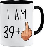 Mok Ich bin 39+ Mok voor verjaardag met grappige spreuk en kater met stinkvinger - mok als grappig cadeau/grappige en originele cadeaus/thee-koffiemok incl. geschenkdoos