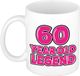 Bellatio Decorations Mok 60 jaar - al zo oud - legende - roze - 350 ml - keramiek