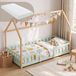 en.casa Kinderbed 'Sisimiut' in Montessori-stijl, met een huisachtige uitstraling, inclusief matras en valbeveiliging. Gemaakt van grenenhout, afmetingen 90 x 200 cm. Kleur: mintgroen/naturel