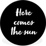 Merkloos / Sans marque WallCircle - Wall Circle - Text - Here comes the sun - Quotes - Sun - Aluminum - Dibond - ⌀ 120 cm - Indoor and Outdoor XXL