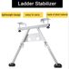 Stabilisateur de charge - Compatible applications d'extension et d'échafaudage - Largeur réglable : 60–73 cm - Hauteur réglable : 56–75 cm - Pieds antidérapants - Capacité de charge : 150 kg - Compatible travaux de toiture