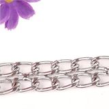 Duurzame metalen ketting met grote schakels, ideaal voor huisdieren en mode-accessoires.