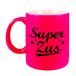 Bellatio Decorations Super zus tekst mok - neon roze - familie cadeau mok / beker - 330 ml - verjaardag / geslaagd / bedankt cadeau