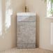 Hudson Reed Cluo Meuble lavabo d'angle – 58 cm – Gris béton – Avec lavabo – Poignées barre en T or satiné