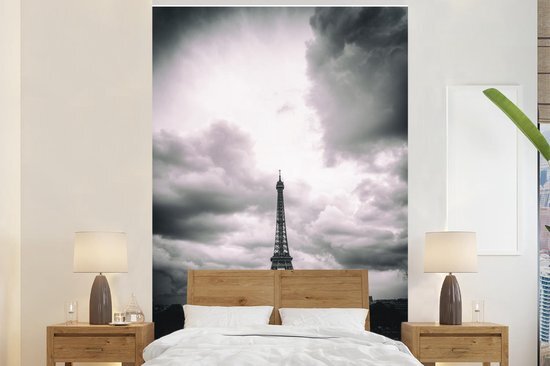 Nr1Wallpaper Behang - Fotobehang Eiffeltoren onder woeste wolken - Breedte 195 cm x hoogte 300 cm