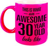Bellatio Decorations Shoppartners Bv Awesome 30 year cadeau - verjaardag - koffiemok - drinkbeker - neon roze - 330 ml