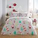 Fusion Santa's Favourite Elf Helper dekbedovertrekset - Tweepersoons (200 x 200 cm) - omkeerbaar kerstbeddengoed met 2 kussenslopen - witte polkadots en elfjesprint - zachte katoenmix - feestelijk en