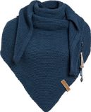Knit Factory Coco Gebreide Omslagdoek - Driehoek Sjaal Dames - Dames sjaal - Wintersjaal - Stola - Wollen sjaal - Donkerblauwe sjaal - Jeans - 190x85 cm - Inclusief sierspeld