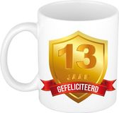 Bellatio Decorations Leeftijd cadeau koffiemok - 13 jaar - Gefeliciteerd - Gouden schild en wimpel - jubileum - verjaardag - beker - 300 ml - wit