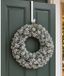 Merkloos Kaemingk B.V. Besneeuwde kerstkrans - D40 cm - met deurhanger wit - deurkrans