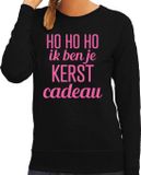 Bellatio Decorations Foute kersttrui/sweater voor dames - HoHoHo kerst cadeau - zwart - glitter roze S