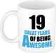 Bellatio Decorations Verjaardag 19 jaar Koffiemok Cadeau - Great years of being awesome - wit/blauw - beker - Jubileum - voor heren - mannen