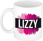 Bellatio Decorations Lizzy naam cadeau koffie mok - beker - met roze verfstrepen - Cadeau collega - moederdag - verjaardag - juf - coach - 300 ml - wit