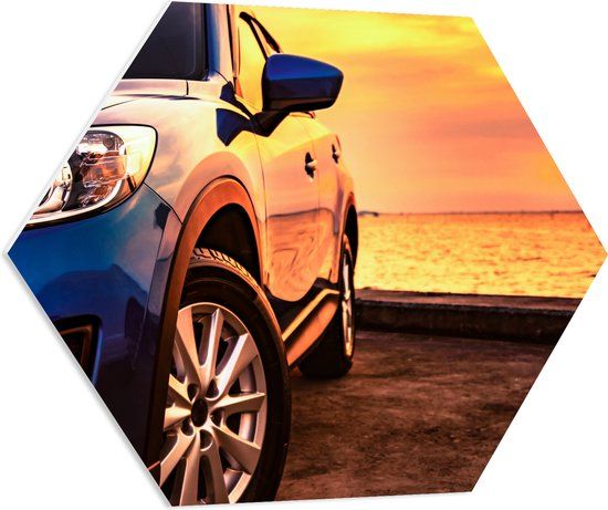 Merkloos / Sans marque PVC Schuimplaat Hexagon - Luxe Blauw Gekleurde Geparkeerde Auto tijdens Zonsondergang - 80x69.6 cm Foto op Hexagon