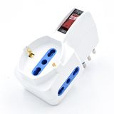 Ruimtebesparende adapter wit, 2 Italiaanse stopcontacten 10/16 A en 1 geaarde stopcontact 10/16 A, Italiaanse stekker 10 A, met overbelastingsbeveiliging en schakelaar.