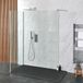Portland douche - twee douchewanden met chroomprofiel en plafondbevestigde stabilisatiestangen en een 110cm x 70cm witte steeneffect douchebak