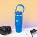 Paladone Astro Bot 900ml Geïsoleerde Tumbler met Handvat en Rietje, Smalle Basis voor Autobekerhouder, Officieel Gelicentieerd Drinkgerei - Blauw