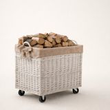 e-wicker24 The Wicker Stories Grote rieten opbergkist op wielen voor haardhout – whitewash – jute voering – handgemaakt van natuurlijke wilg in Europa