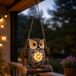 Spetebo Panneau solaire décoration de jardin : Hibou sur balançoire, convient pour suspendre - 17 x 14 cm - Figurine de hibou avec lumière blanc chaud, étanche pour extérieur