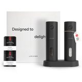 LARS NYSØM Elektrische kruidenmolens & specerijen geschenkset - Zout- en pepermolenset met 2 hoogwaardige kruidenpotjes (zout, peper) - Mooie geschenkverpakking (Carbon Black)