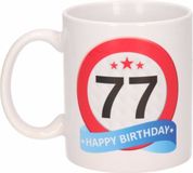 Bellatio Decorations Beallatio Decorations - 77 jaar Verjaardag koffiemok - cadeau beker - stopbord print met happy birthday - 300 ml - keramiek - wit