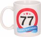 Bellatio Decorations Beallatio Decorations - 77 jaar Verjaardag koffiemok - cadeau beker - stopbord print met happy birthday - 300 ml - keramiek - wit