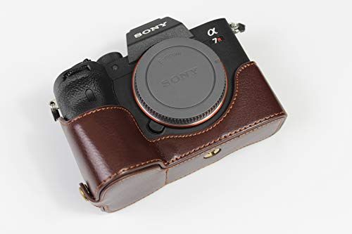 Zakao A7R IV Camera Case, Echt Lederen Half Bottom Opening Versie Holster Camera Case Met Hand Strap Beschermhoes Tas Case voor Sony Alpha A7R V (Koffie)