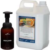 Claudius Cosmetics B.V. Zeepdispenser 300 ml amber bruin hervulbaar + 5 liter Bodylotion Orange & Cedarwood navulling