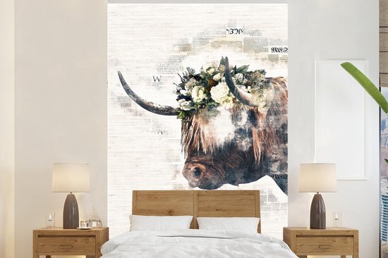 Nr1Wallpaper Behang - Fotobehang Schotse Hooglander - Bloemen - Krantenpapier - Breedte 195 cm x hoogte 300 cm