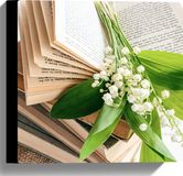 Merkloos / Sans marque Canvas - Boeket Kleine Witte Bloemen Liggend op Stapel Boeken - 30x30 cm Foto op Canvas Schilderij