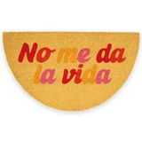 Fisura – Deurmat “No me da la vida” van kokos met antislip PVC-bodem. Handgeschilderde beige mat met grappige boodschap. Deurmat voor je huis. Maat: 70 cm x 40 cm.