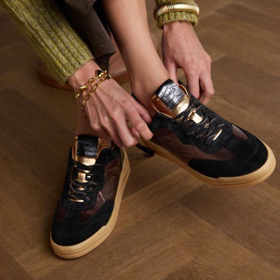 Manfield Dames Zwarte suède sneakers met bronzen details - Maat 38
