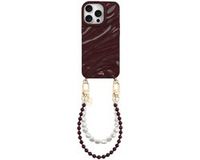 xoxo Wildhearts Burgundy Glaze telefoonhoesje met koord - iPhone 16 Pro - Burgundy Muse & Pearls