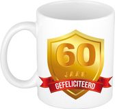 Bellatio Decorations Leeftijd cadeau koffiemok - 60 jaar - Gefeliciteerd - Gouden schild en wimpel - jubileum - verjaardag - beker - 300 ml - wit