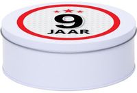 Merkloos Leeftijd Snoeptrommel - koektrommel Cadeau - wit - rond blik - met 9 jaar sticker - Cadeauverpakking - verjaardag