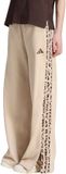 Adidas Sportswear Seasonal Essentials Animal Print 3-Stripes Broek - Dames - Beige