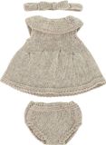 Miniland ML Poppen: KLEDING SET GEBREID linnenkleur meisje 32cm, 3-delig, jurk, broek en haarband, eco en gerecycled, op kledinghanger, 3+
