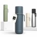LARS NYSØM Thermos en acier inoxydable - Bouteille d'eau isolée à double paroi avec gobelet et sangle de transport, bouteille en métal étanche pour le voyage, le bureau et les activités de plein air (Stone Blue)