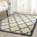 SAFAVIEH Cambridge Collection Geometrisch tapijt, korte pool, ivoor en marineblauw, 122 x 183 cm