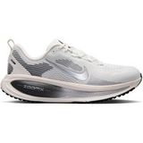 Nike Vomero 18 Neutrale schoen - wit, zilver, Maat 40