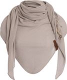 Knit Factory Lola Gebreide Omslagdoek - Driehoek Sjaal Dames - Katoenen sjaal - Luchtige Sjaal voor de lente, zomer en herfst - Stola - Kiezelgrijs - 190x85 cm - Inclusief sierspeld