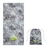 Reebok Strandlaken, zandvrij, sneldrogend, lichtgewicht en compact, inclusief draagtas, grote reishanddoek voor zwembad, sportschool en reisbenodigdheden, 90 x 180 cm, zwart/grijs bedrukt