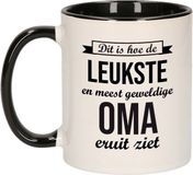 Bellatio Decorations Dit is hoe de leukste en meest geweldige oma eruitziet - cadeau koffiemok - theebeker - wit met zwart - 300 ml - verjaardag / bedankje