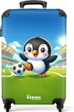 NoBoringSuitcases.com Kinderkoffer Pinguïn met voetbal in een stadion