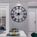 Grote moderne metalen wandklokken rustieke ronde bijna stille kleine tikkende batterij aangedreven Romeinse cijfers klok voor woonkamer/slaapkamer/keuken muur decor - (zwart, 47 cm)