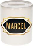Bellatio Decorations Shoppartners Bv Spaarpot met voornaam Marcel - wit - met goud/zwart embleem - 8 x 9 cm - keramiek - met afsluitdop - cadeau verjaardag